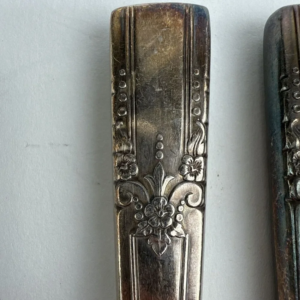 4 Wm A Rogers 1940 ARTISTIC Pattern Grille or Viande Knives Oneida Ltd